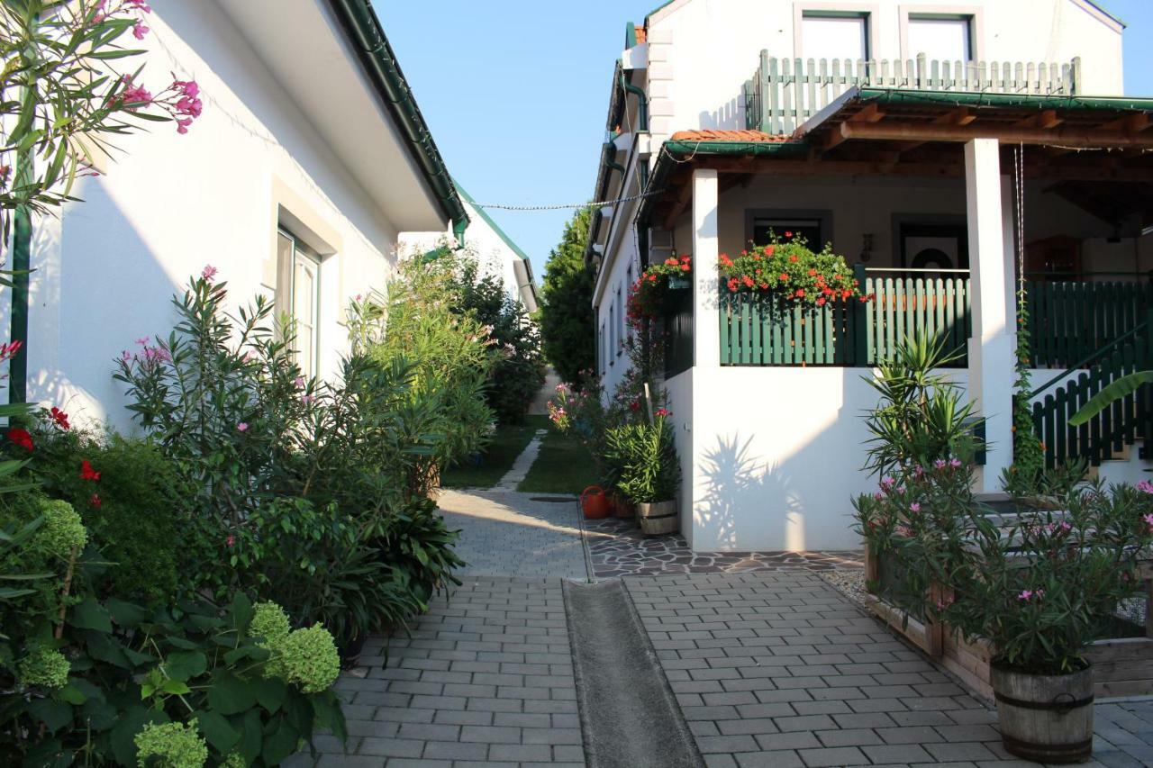 Appartement "Blumengassl" Mörbisch am See Exterior foto